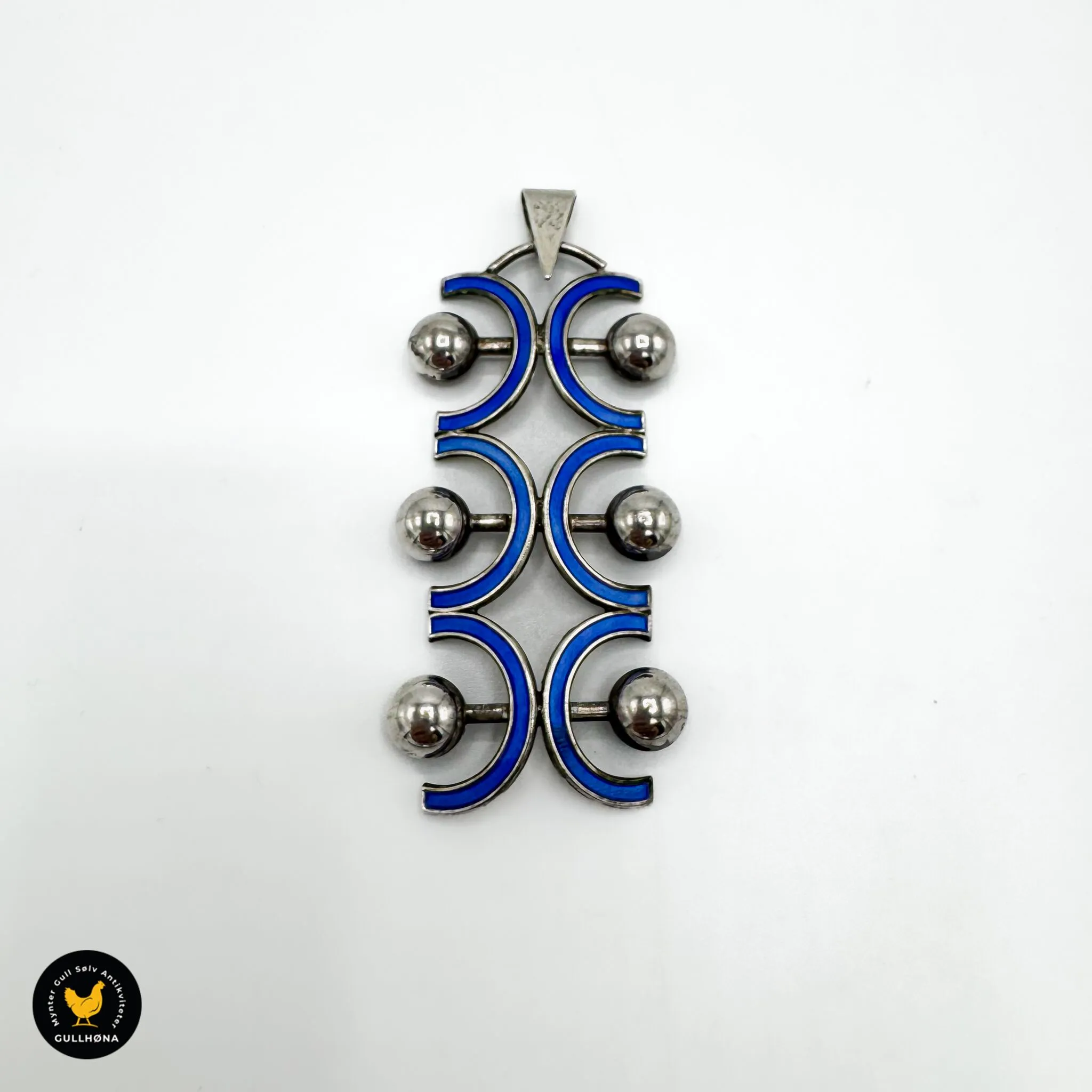 Aksel Holmsen Anheng med blå emalje