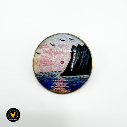 Brosje i forgylt sølv med hvit emalje - Finn Jensen