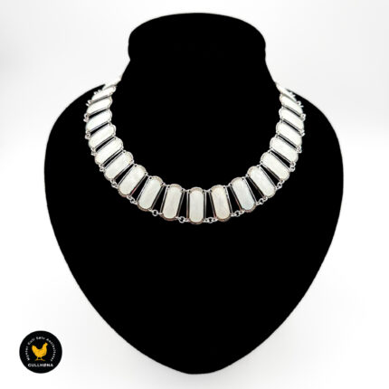 Halssmykke i sølv med hvit og svart emalje - Ivar T. Holth