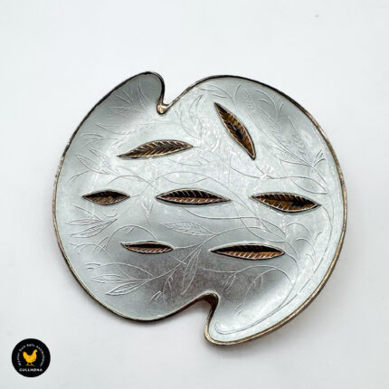 Brosje i forgylt sølv med hvit emalje - Balle