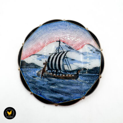 Brosje i forgylt sølv med emalje - Hjortdahl