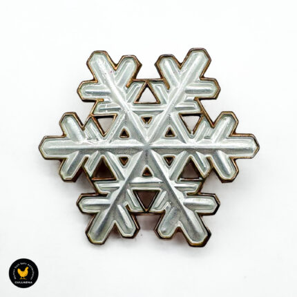 Brosje i forgylt sølv med hvit emalje - Snøkrystall - David Andersen