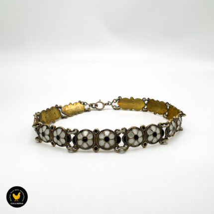 Armbånd i forgylt sølv med hvit og svart emalje