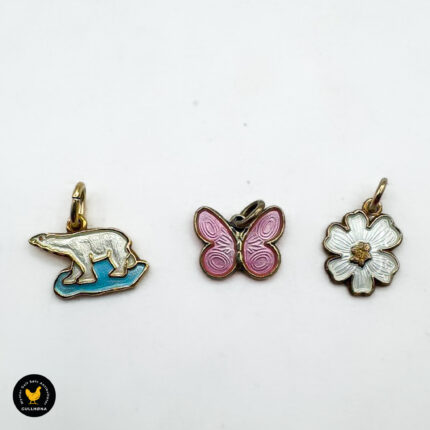 3 Anheng i forgylt sølv med emalje