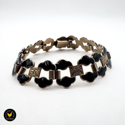 Vakkert armbånd i forgylt sølv med svart emalje