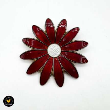 Brosje i forgylt sølv rød og hvit emalje - Aksel Holmsen