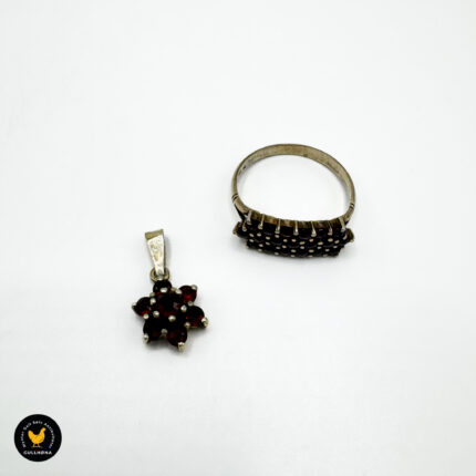 Ring og anheng i forgylt sølv med granater