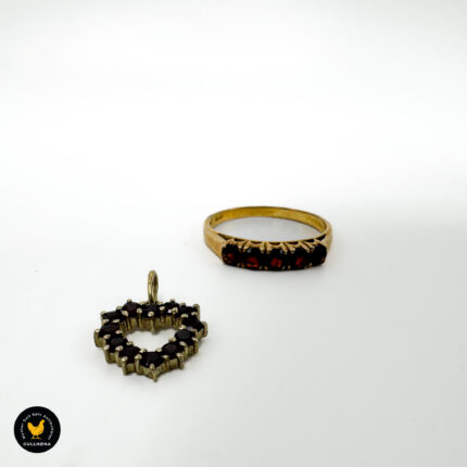 Ring og anheng i forgylt sølv med granater