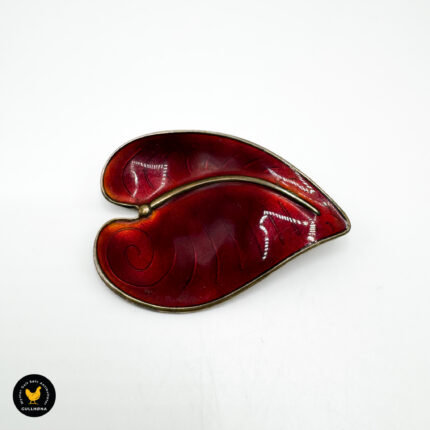 Brosje i forgylt sølv med rød emalje - Einar Modahl