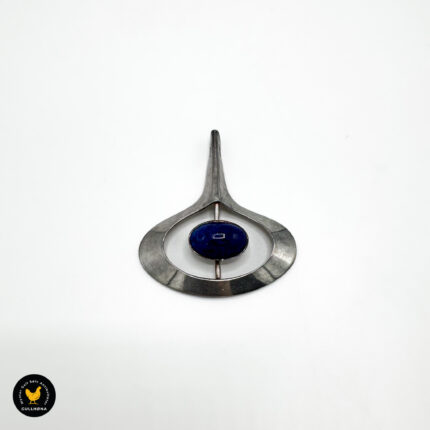 Aksel Holmsen anheng med blå stein