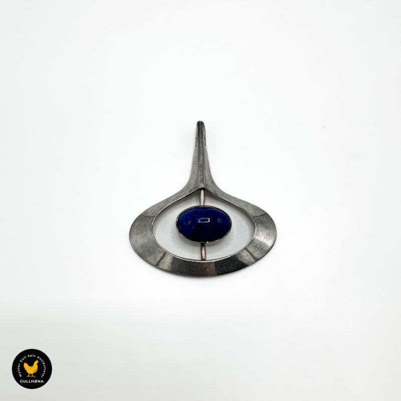 Aksel Holmsen anheng med blå stein