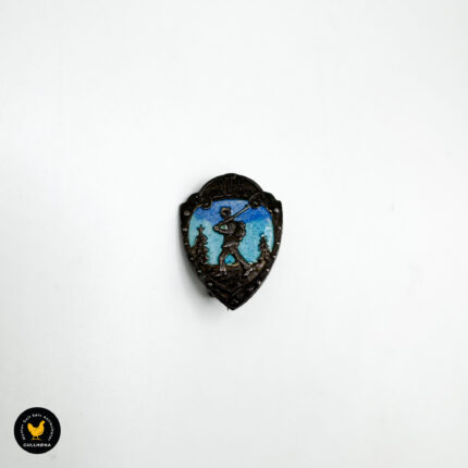 Liten brosje med soldat-motiv - Rolf Gaudernack