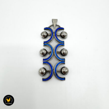 Aksel Holmsen Anheng med blå emalje