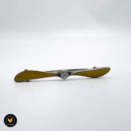 Brosje i sølv med gul og hvit emalje