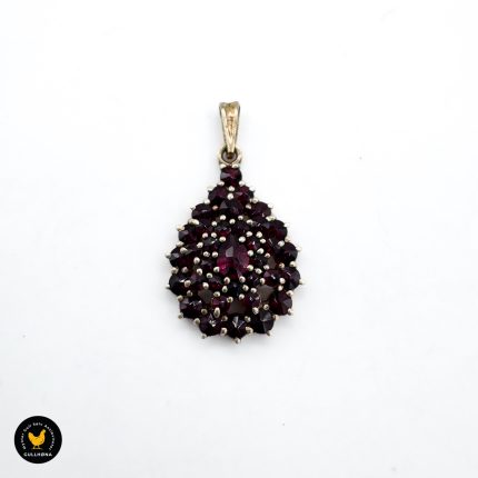 Anheng i forgylt sølv med granater